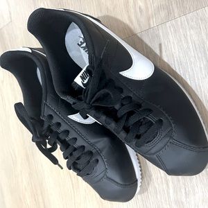 Nike Cortez sneakers in black and white! Women’s size 8, in great condition.